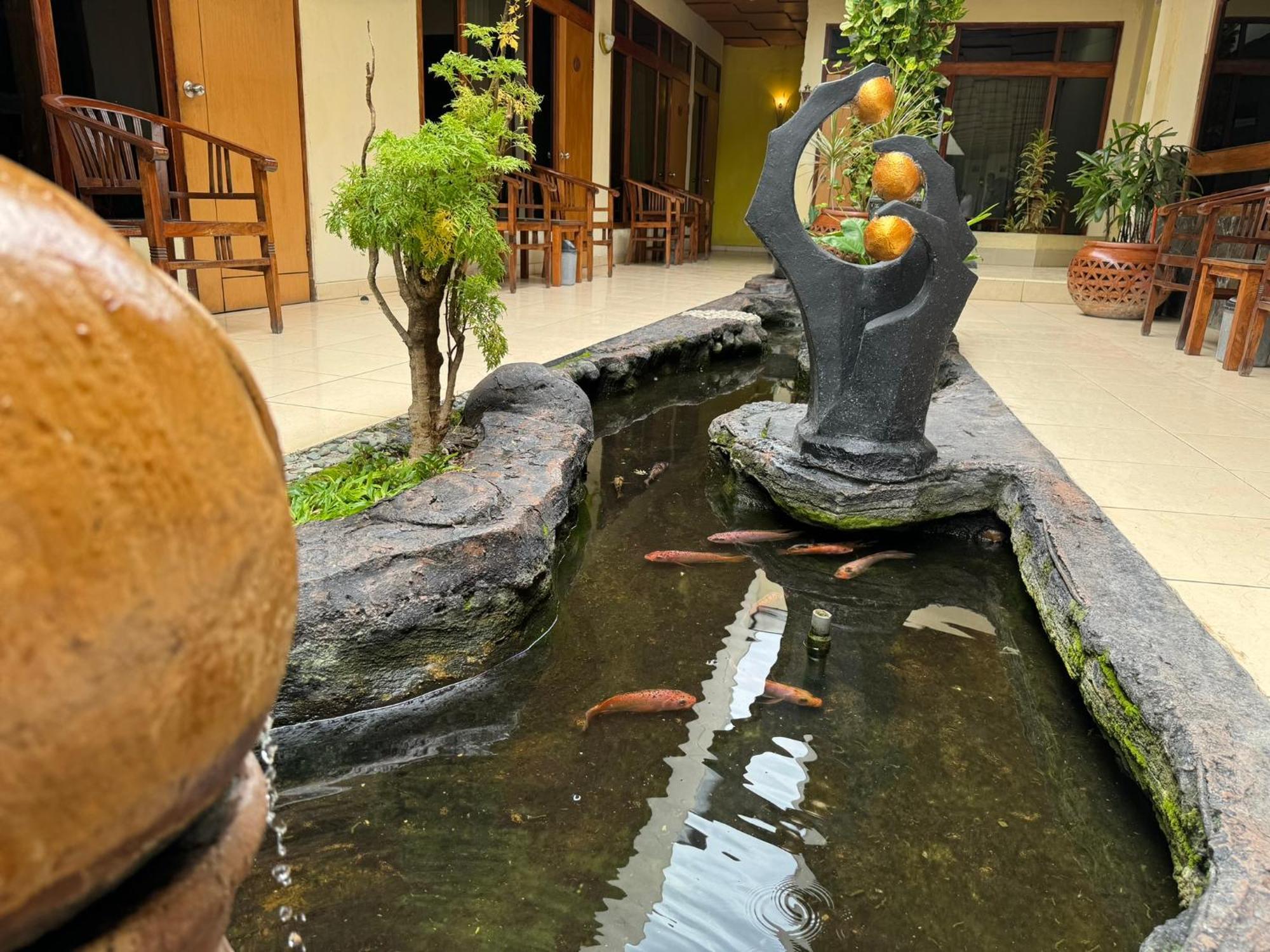 Hotel Priangan 井里汶 外观 照片