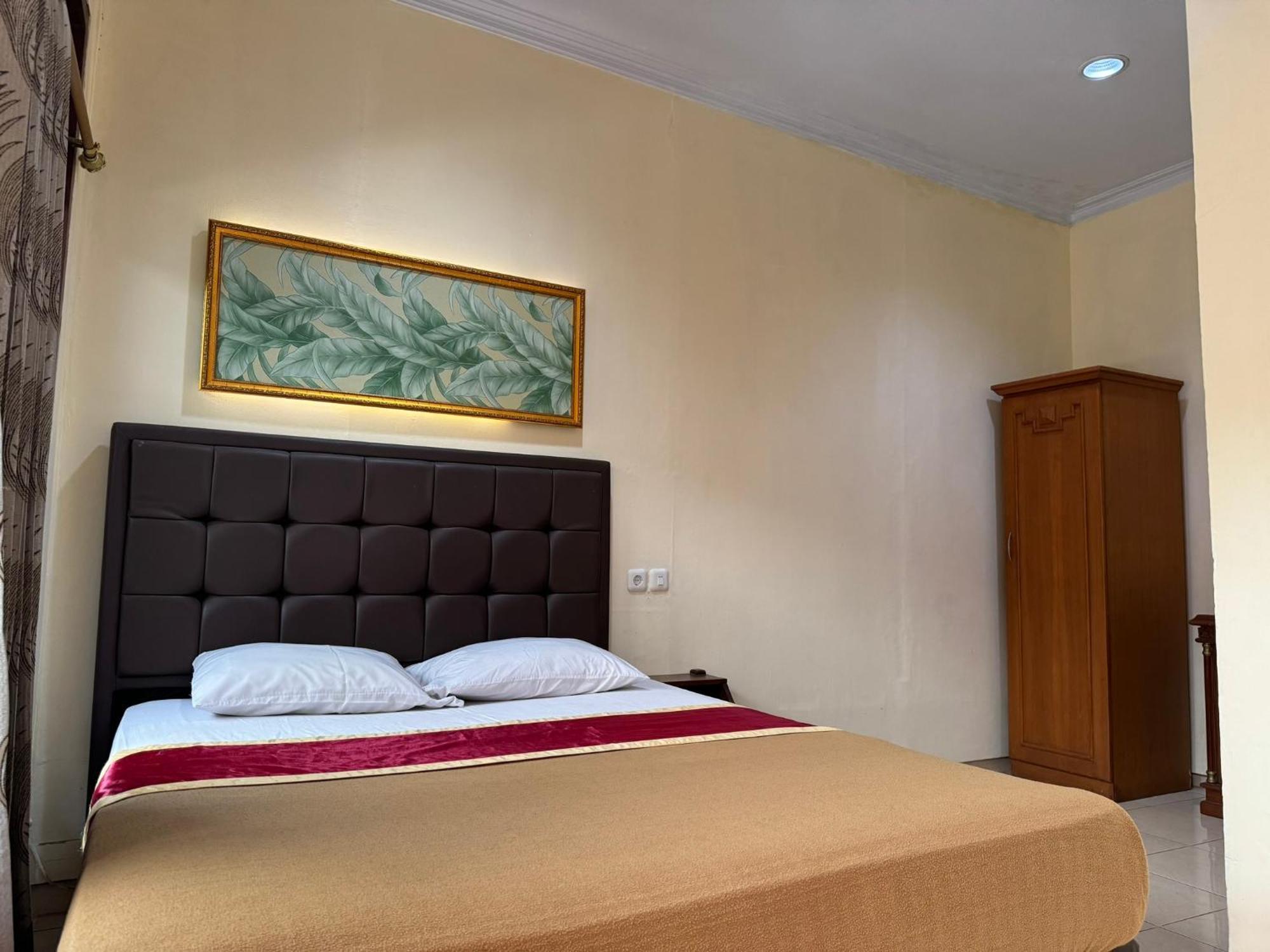 Hotel Priangan 井里汶 外观 照片