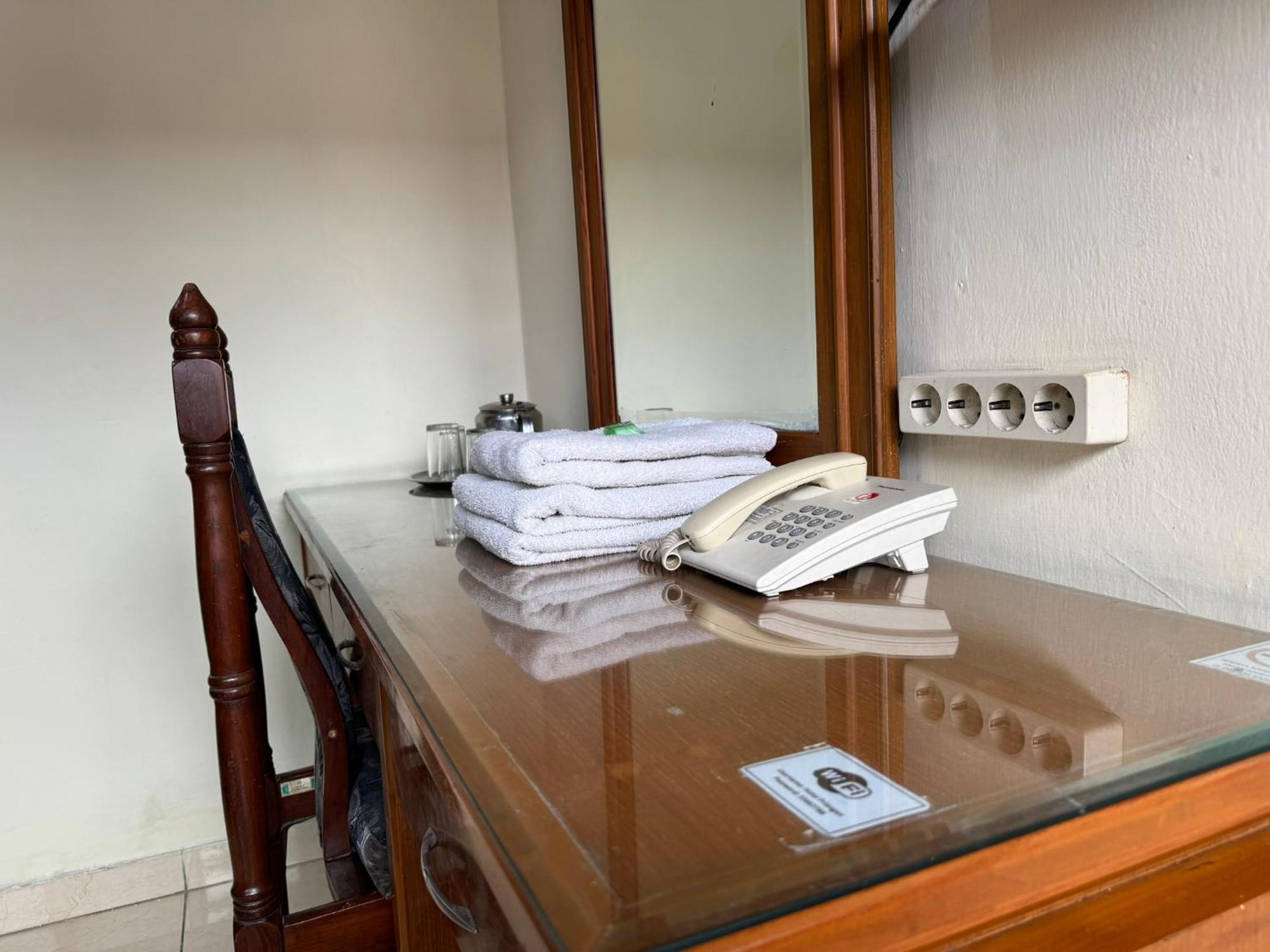 Hotel Priangan 井里汶 外观 照片