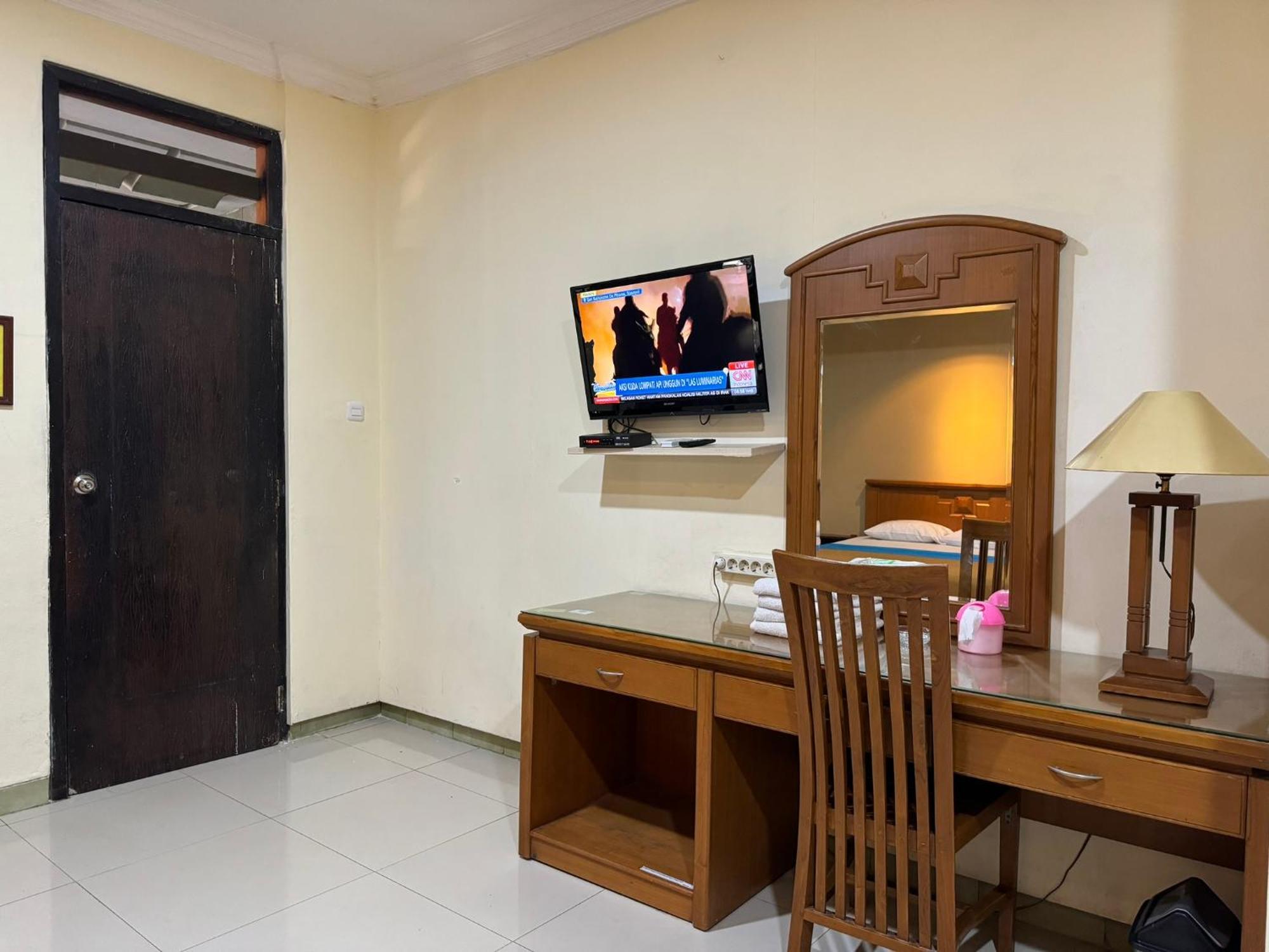 Hotel Priangan 井里汶 外观 照片