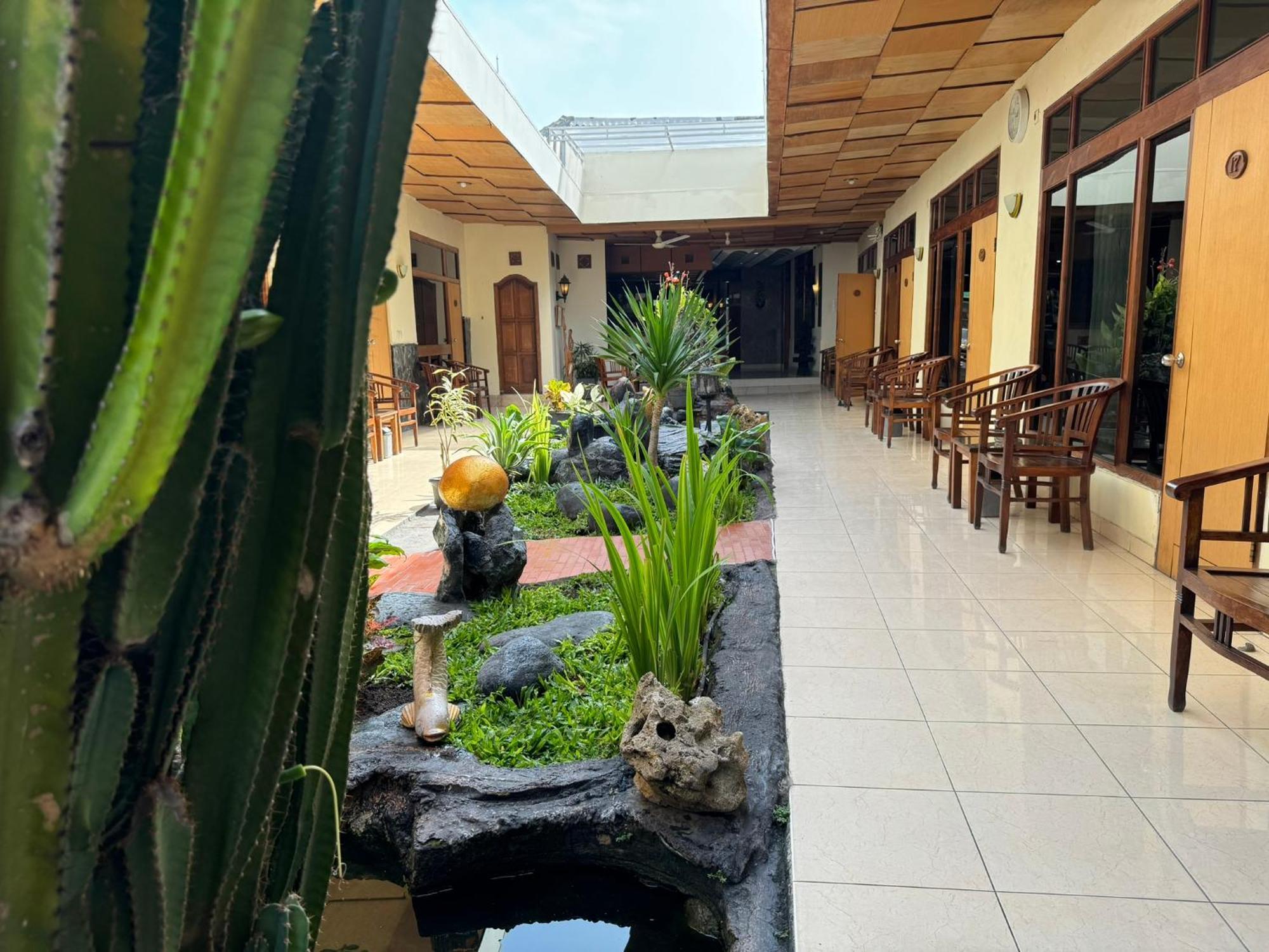 Hotel Priangan 井里汶 外观 照片
