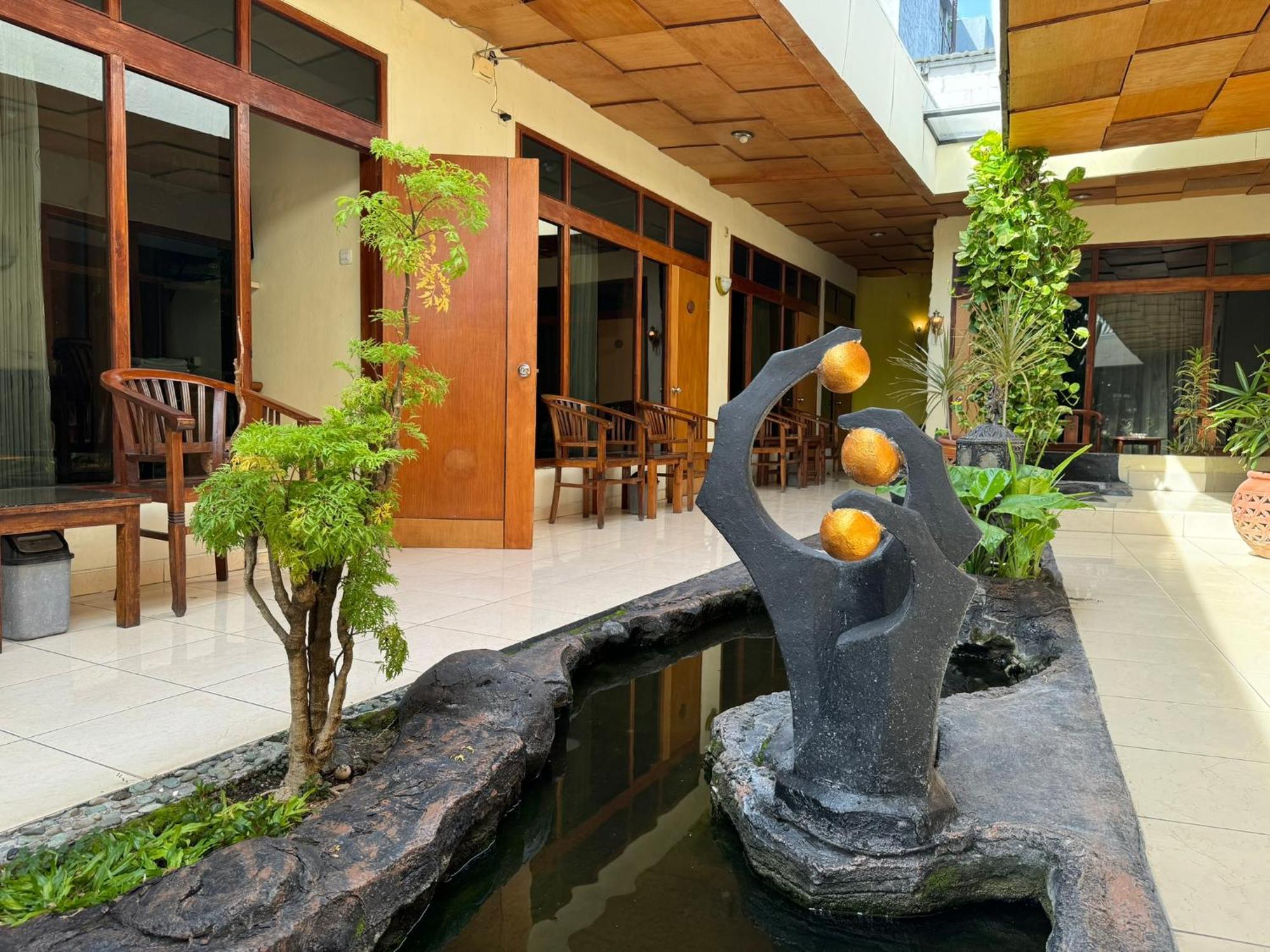 Hotel Priangan 井里汶 外观 照片
