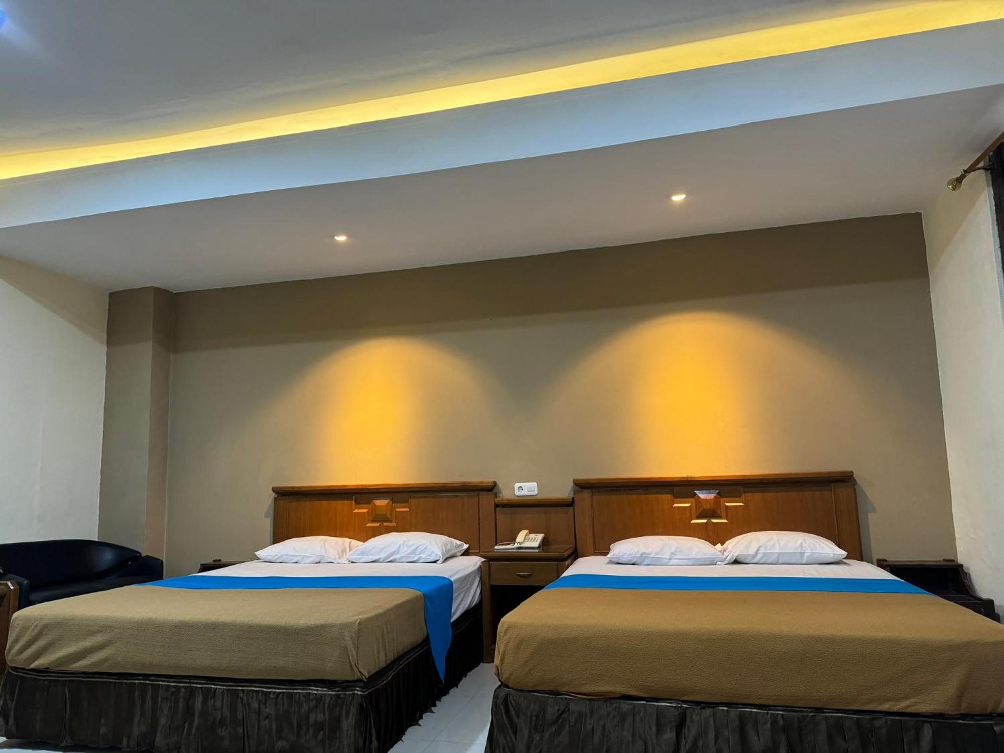 Hotel Priangan 井里汶 外观 照片