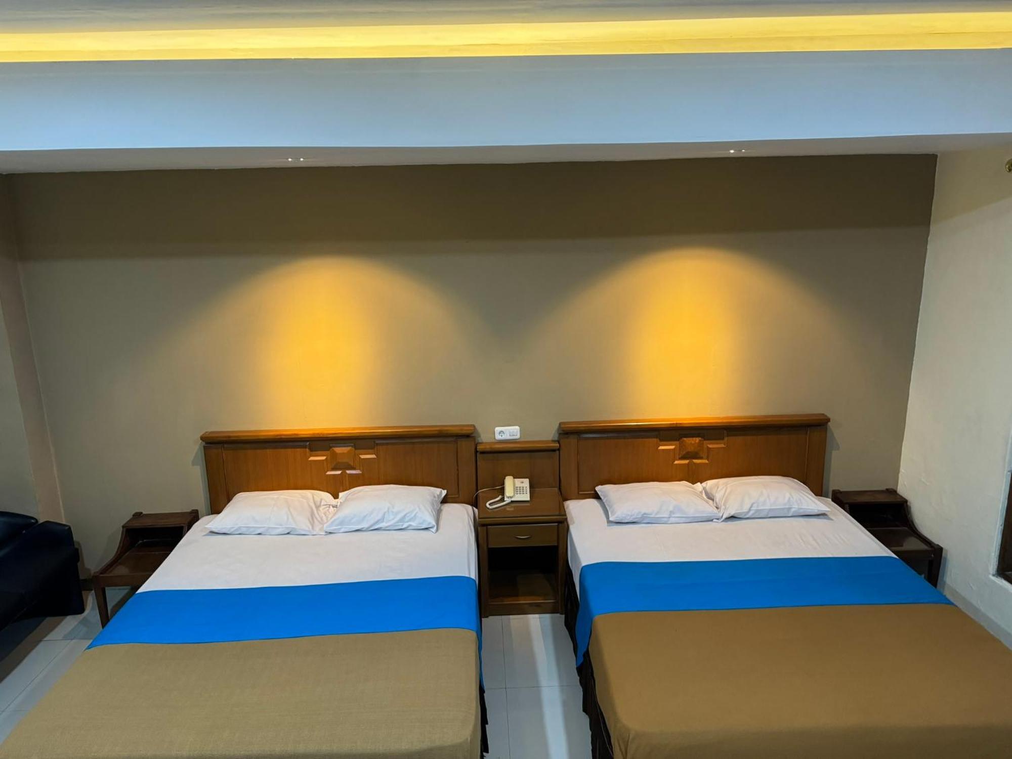Hotel Priangan 井里汶 外观 照片