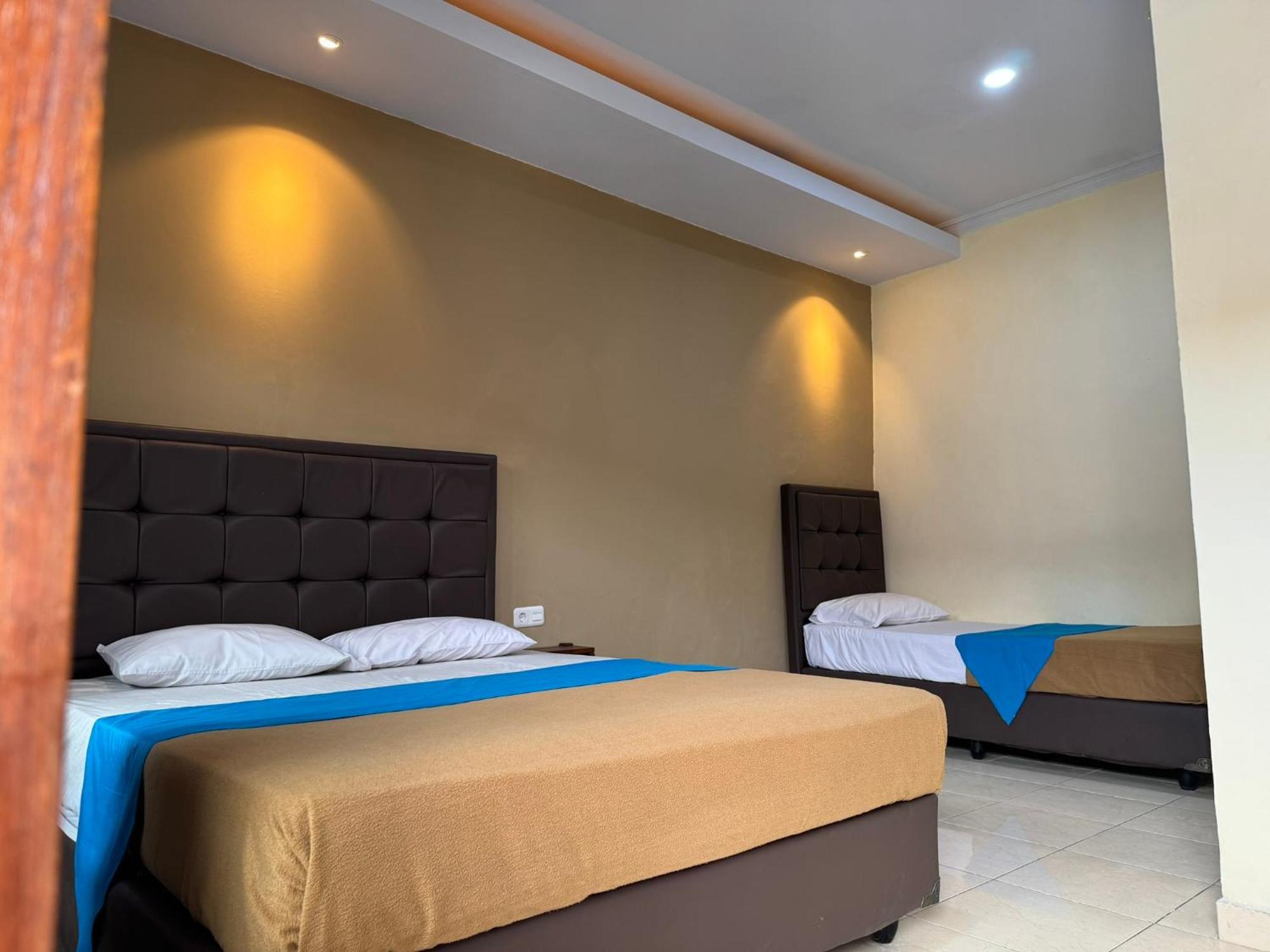 Hotel Priangan 井里汶 外观 照片