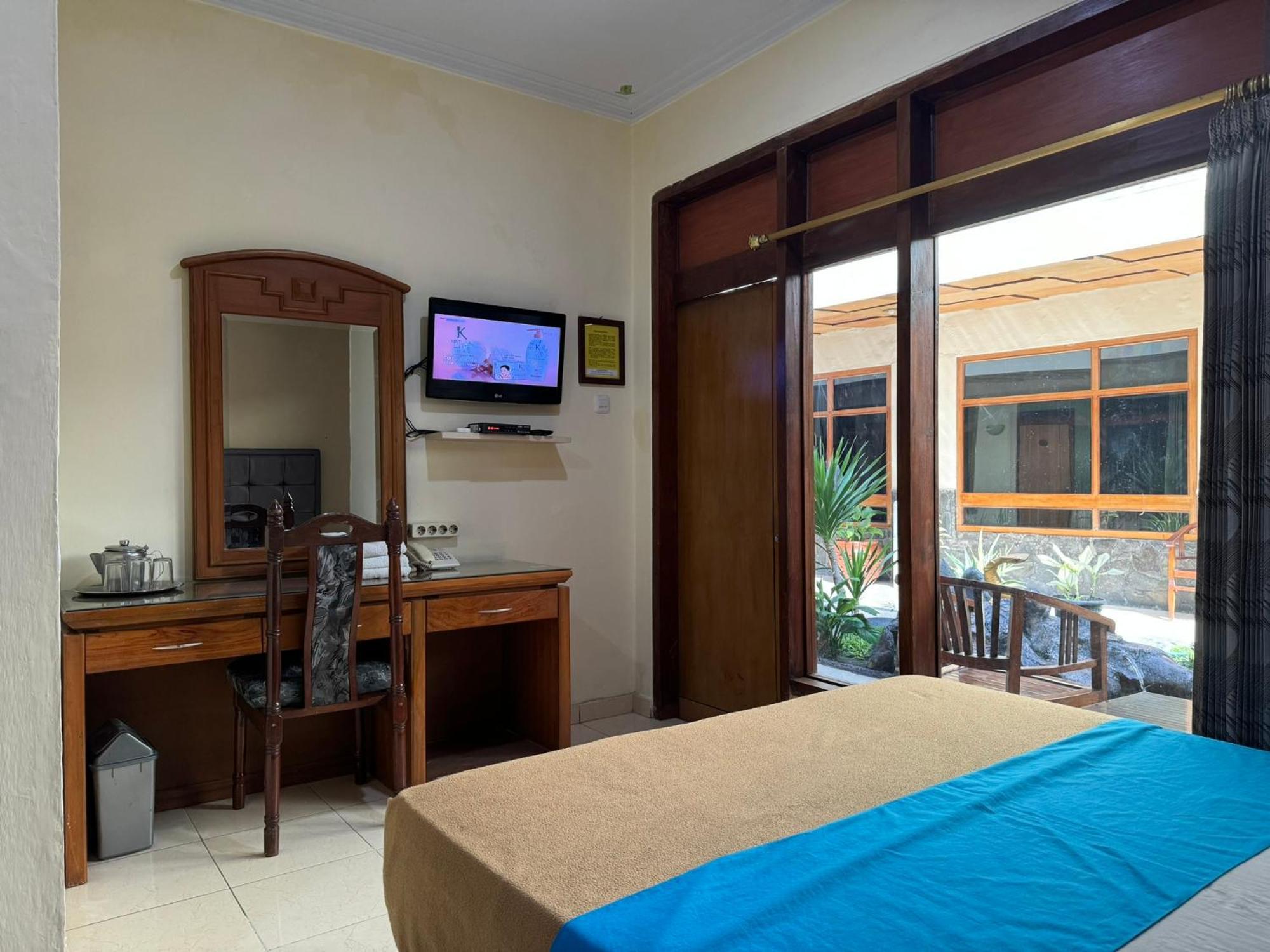 Hotel Priangan 井里汶 外观 照片