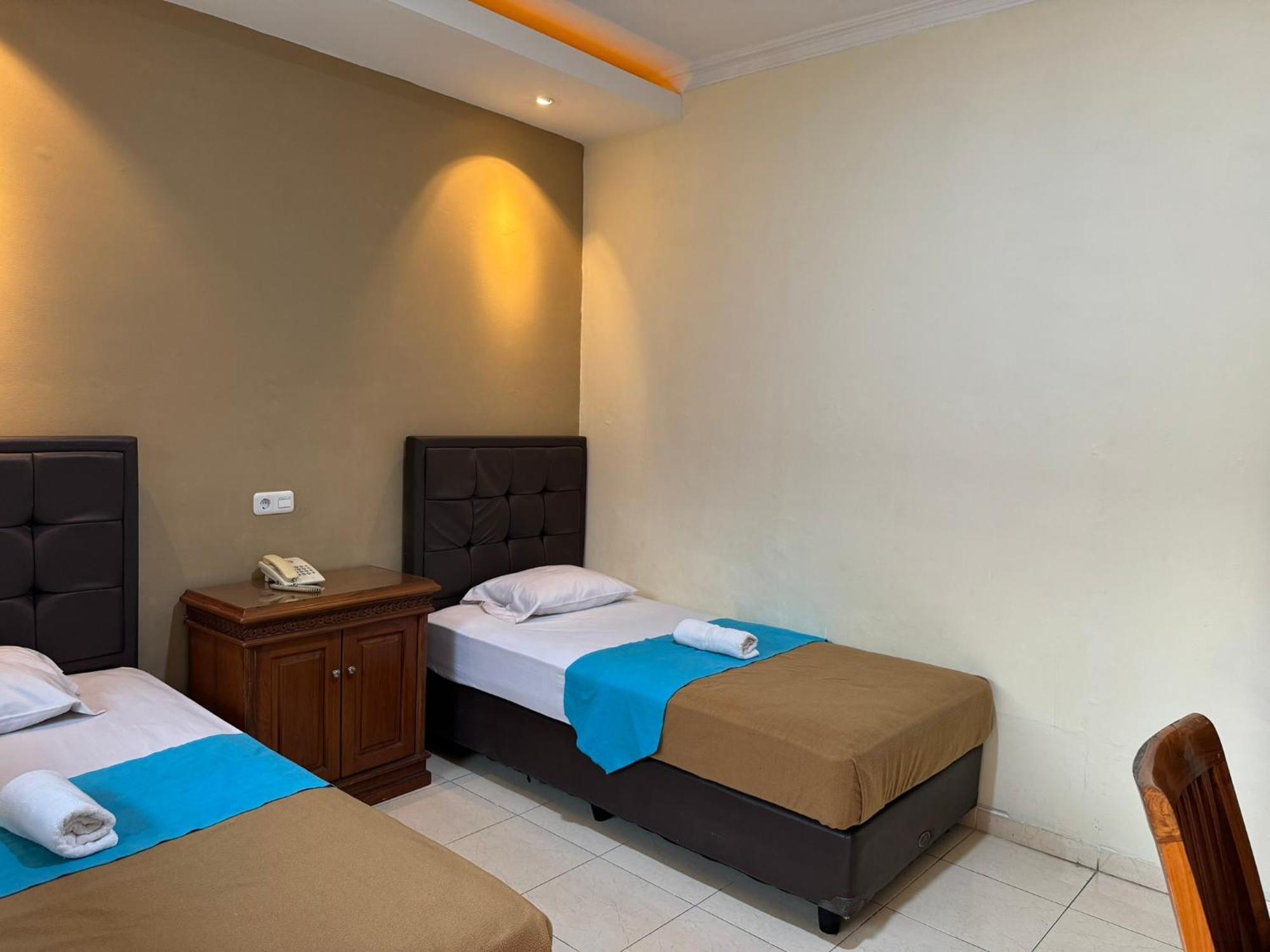 Hotel Priangan 井里汶 外观 照片