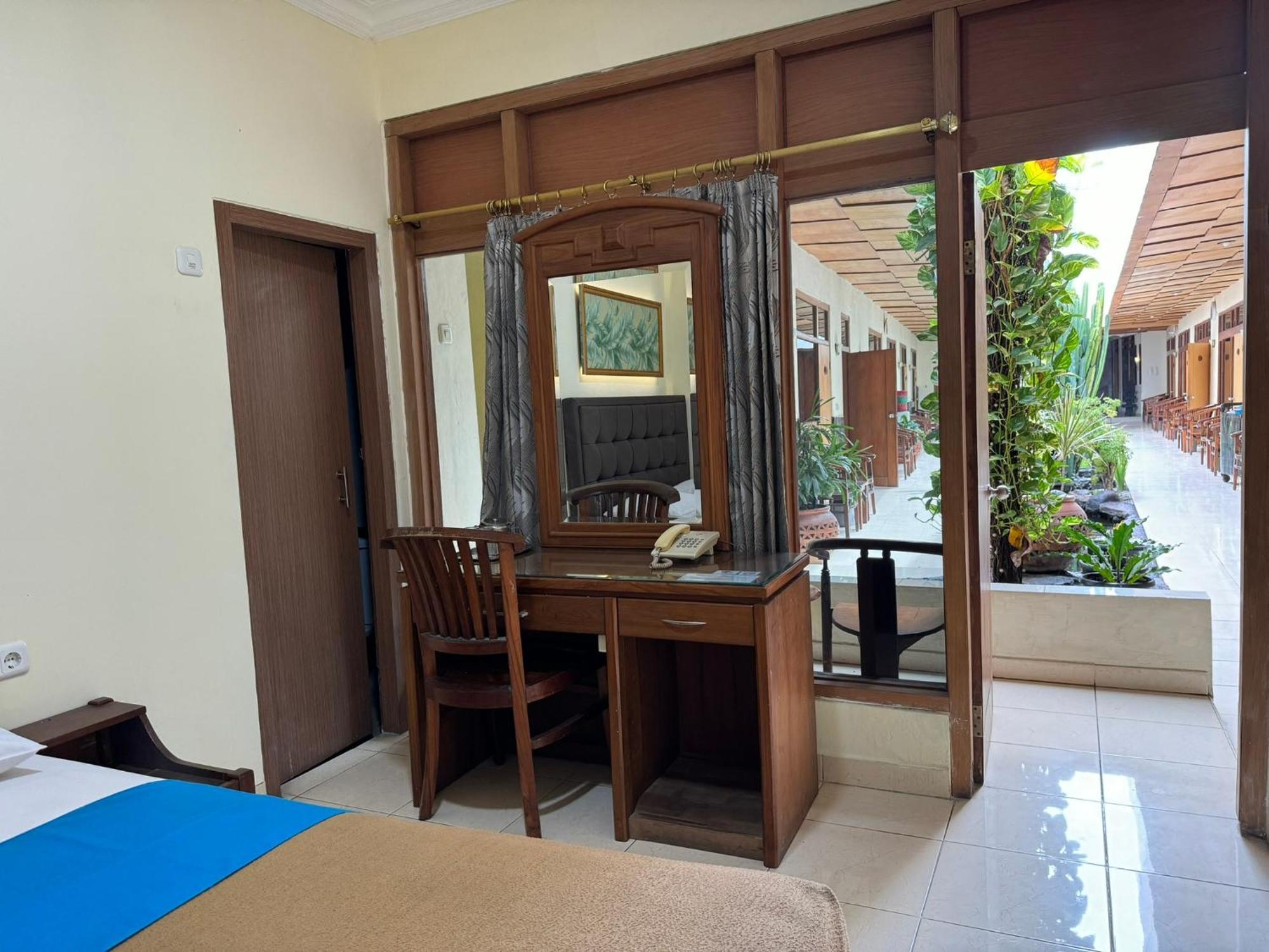 Hotel Priangan 井里汶 外观 照片