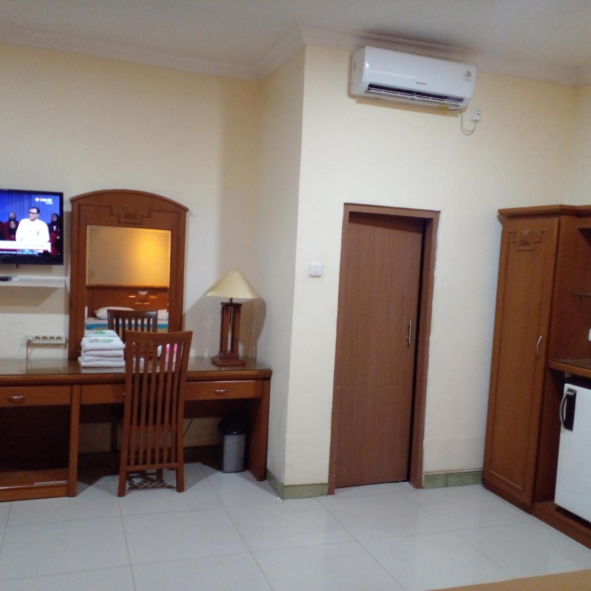 Hotel Priangan 井里汶 外观 照片