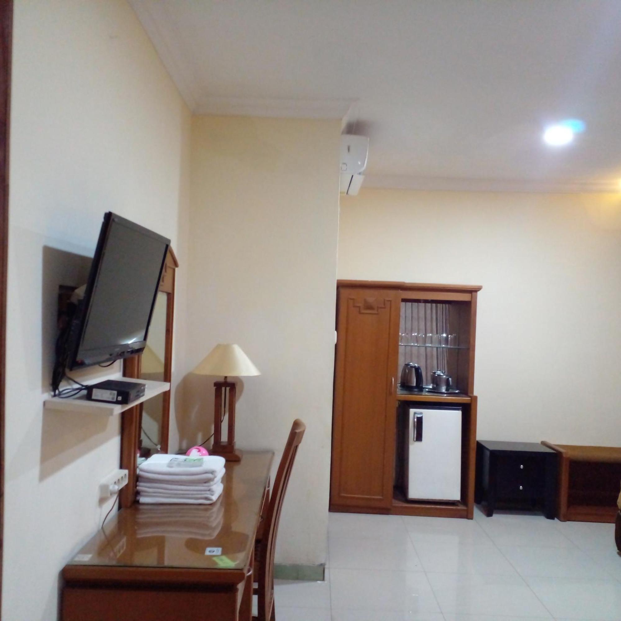 Hotel Priangan 井里汶 外观 照片