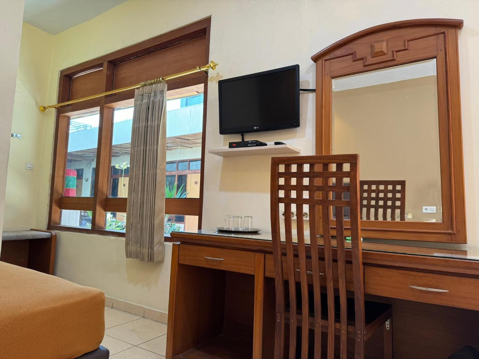 Hotel Priangan 井里汶 外观 照片