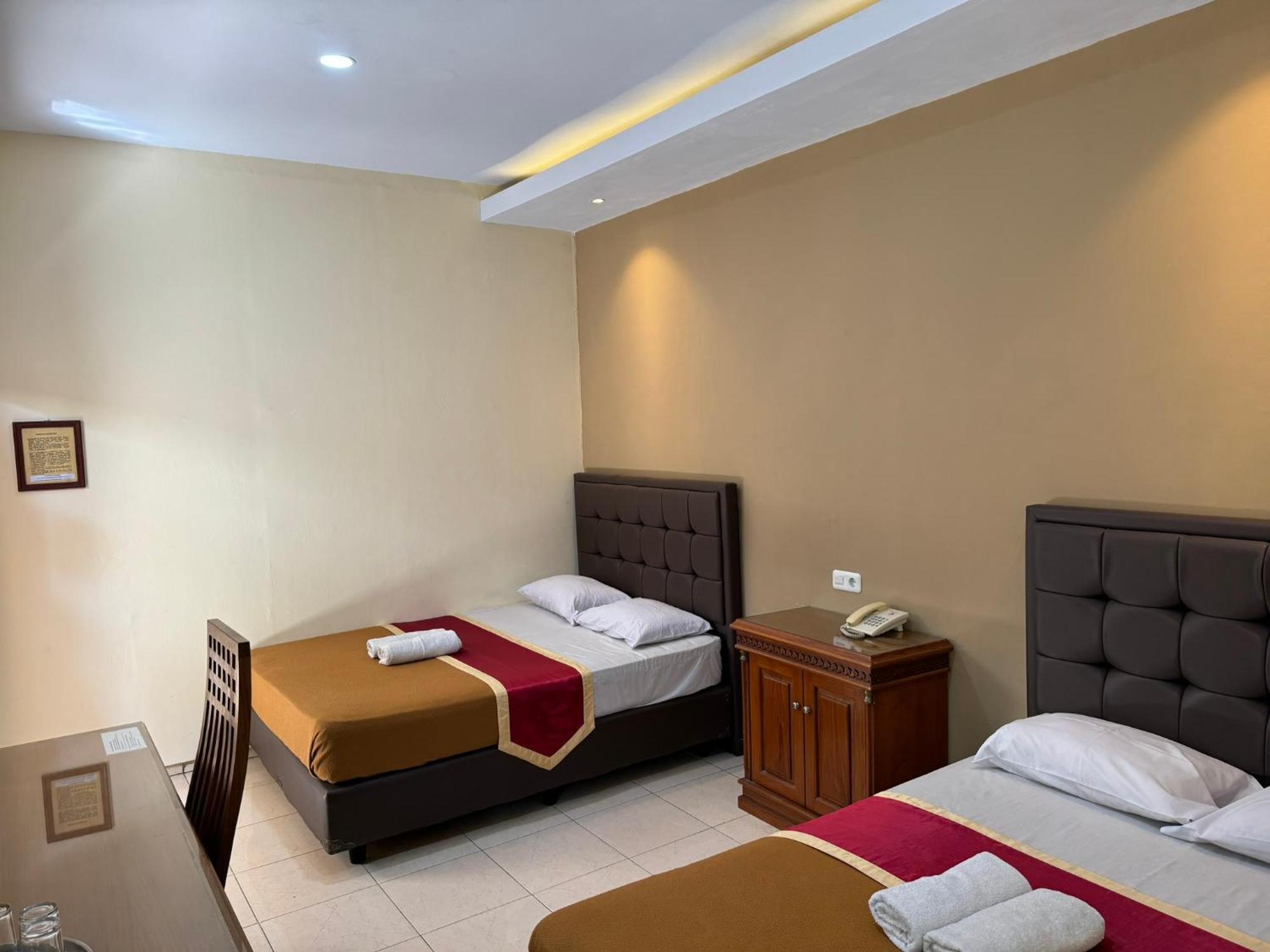 Hotel Priangan 井里汶 外观 照片