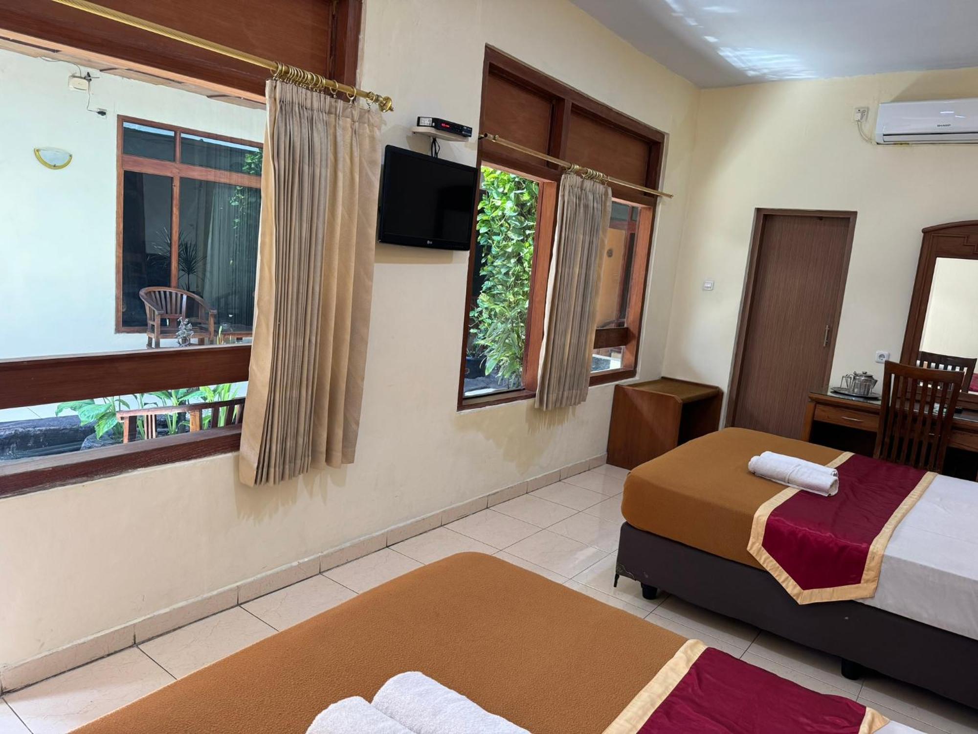 Hotel Priangan 井里汶 外观 照片