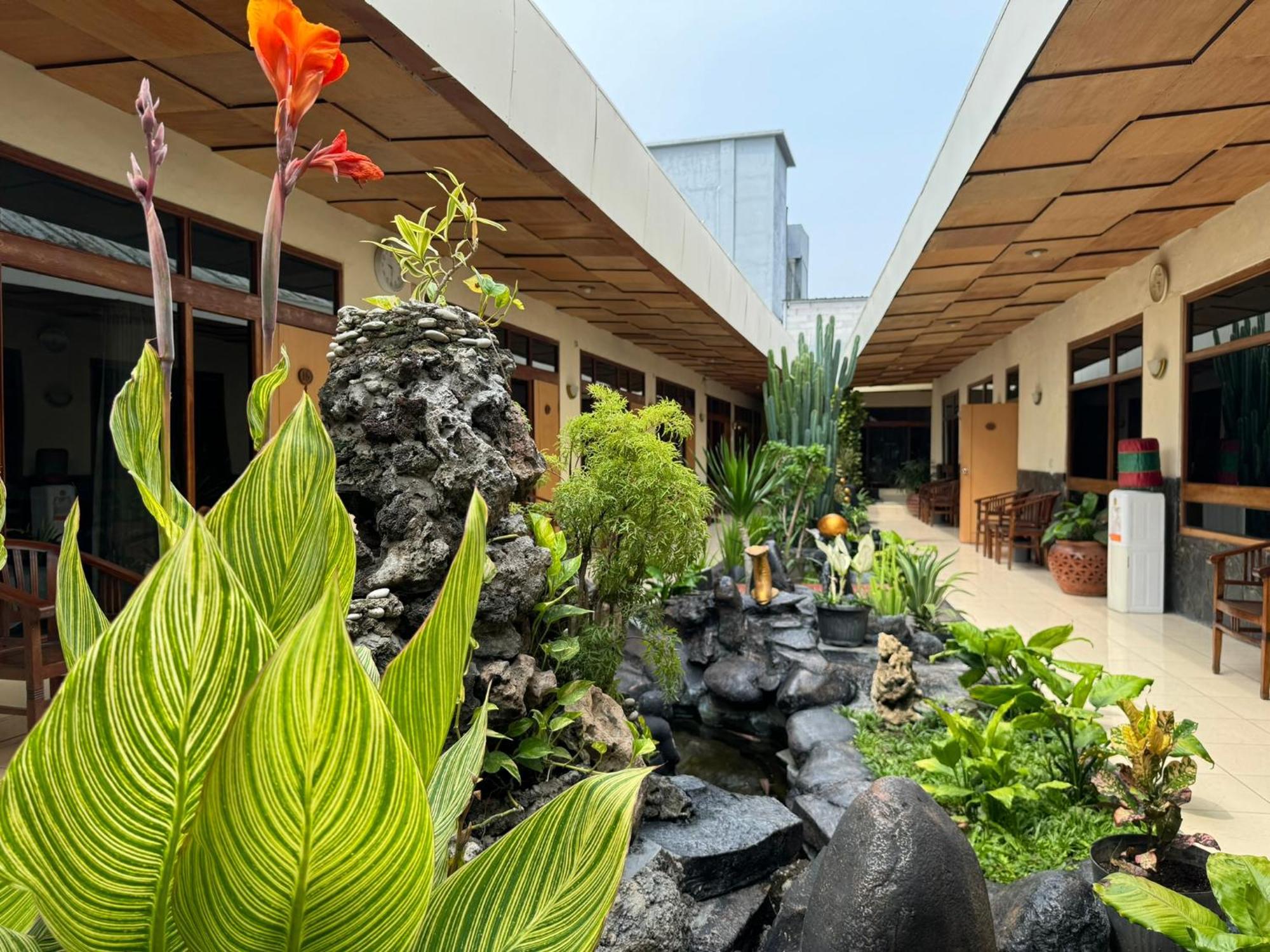 Hotel Priangan 井里汶 外观 照片
