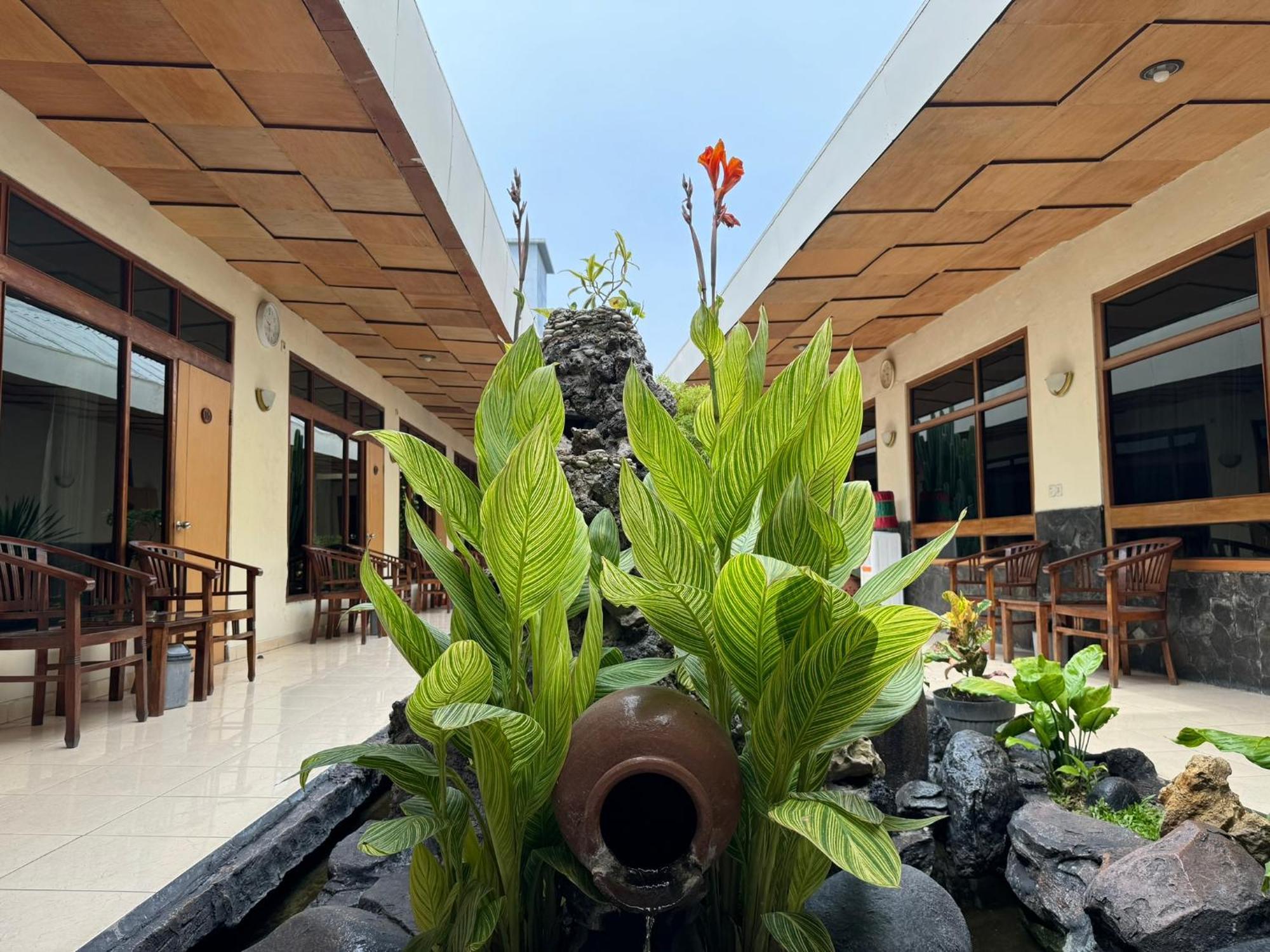 Hotel Priangan 井里汶 外观 照片