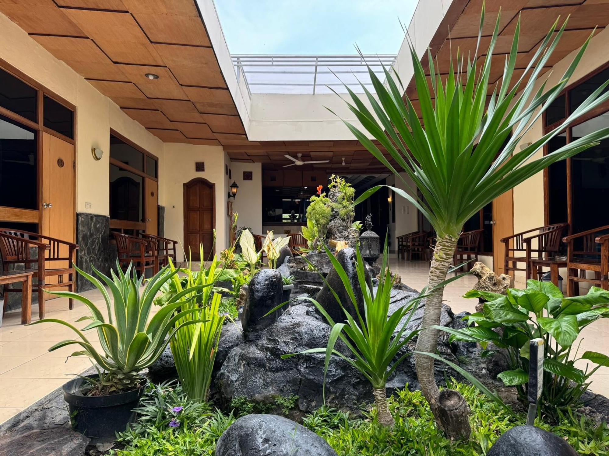 Hotel Priangan 井里汶 外观 照片