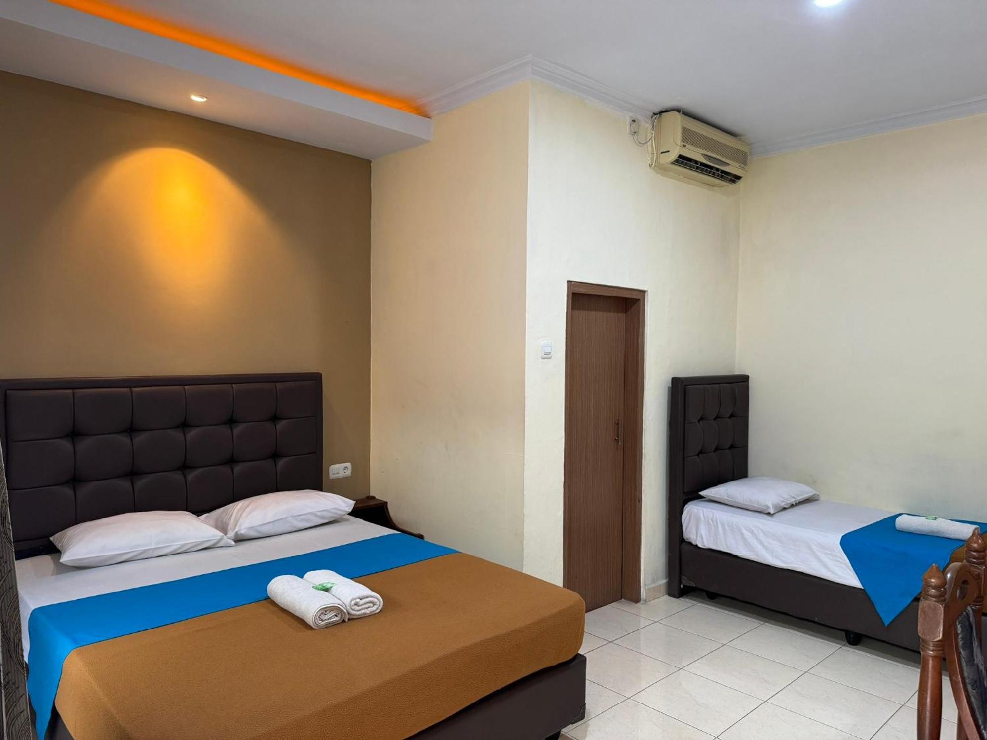 Hotel Priangan 井里汶 外观 照片