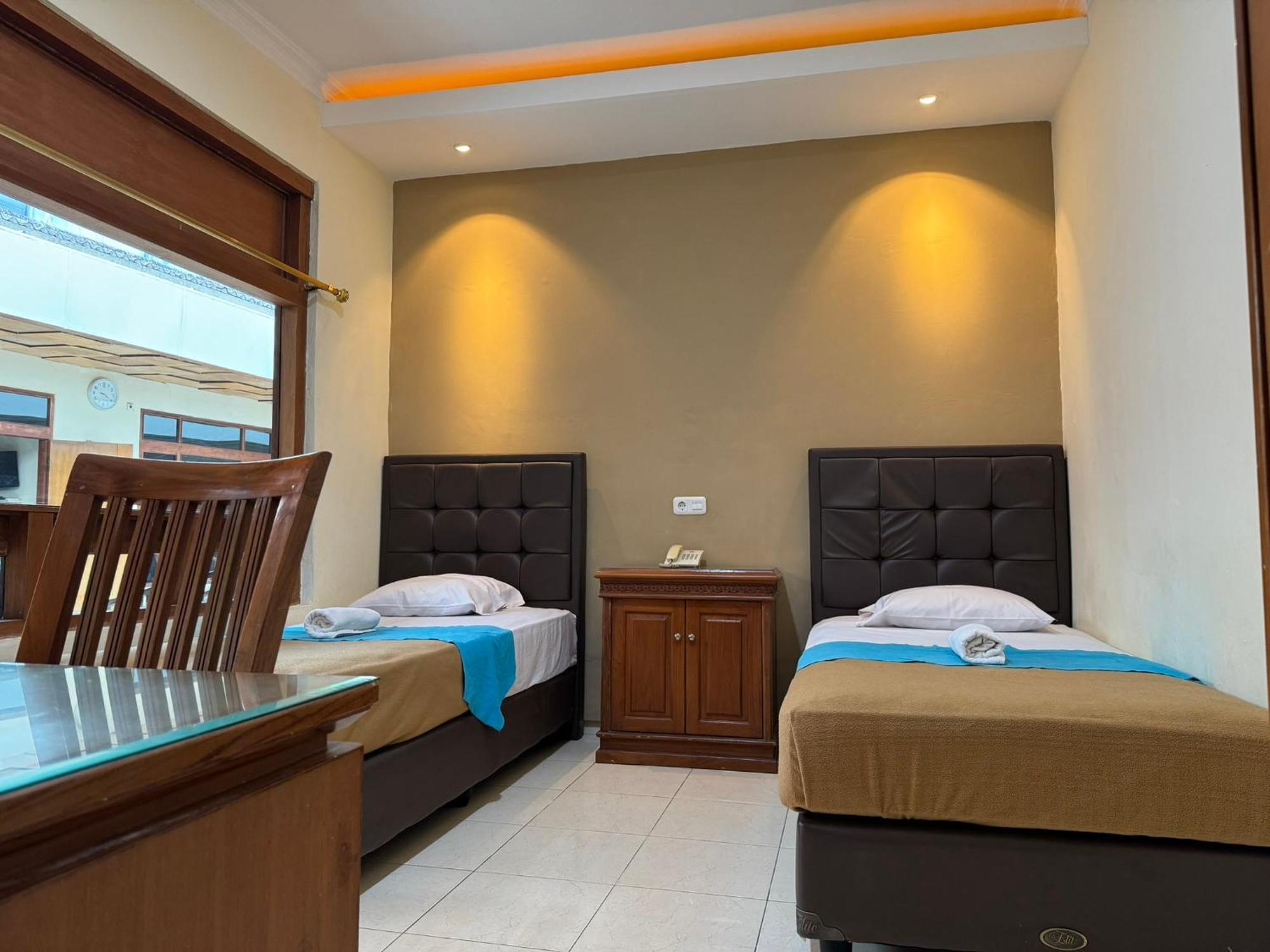 Hotel Priangan 井里汶 外观 照片