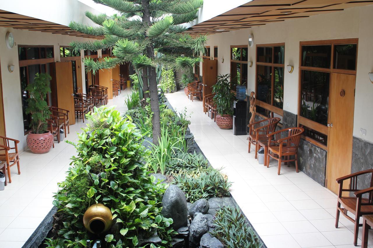 Hotel Priangan 井里汶 外观 照片