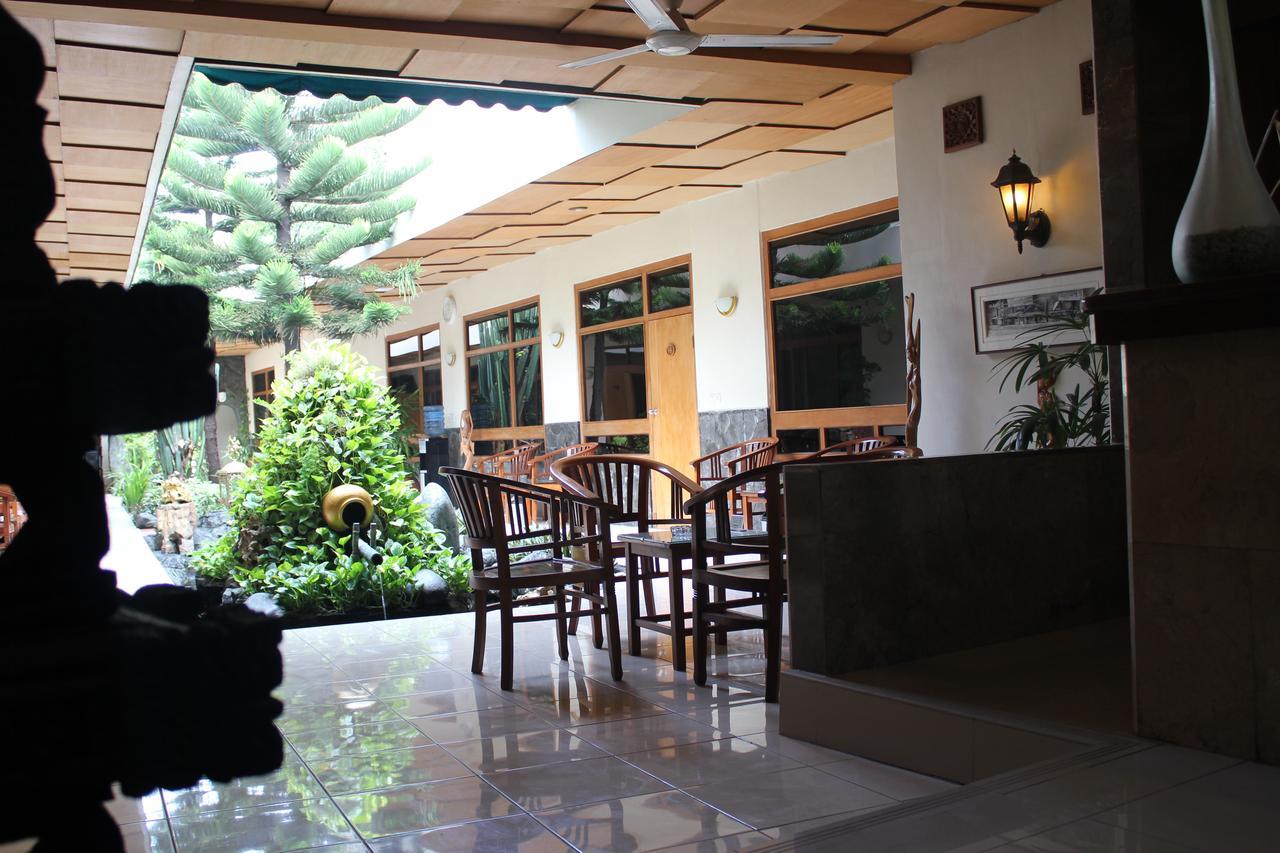 Hotel Priangan 井里汶 外观 照片