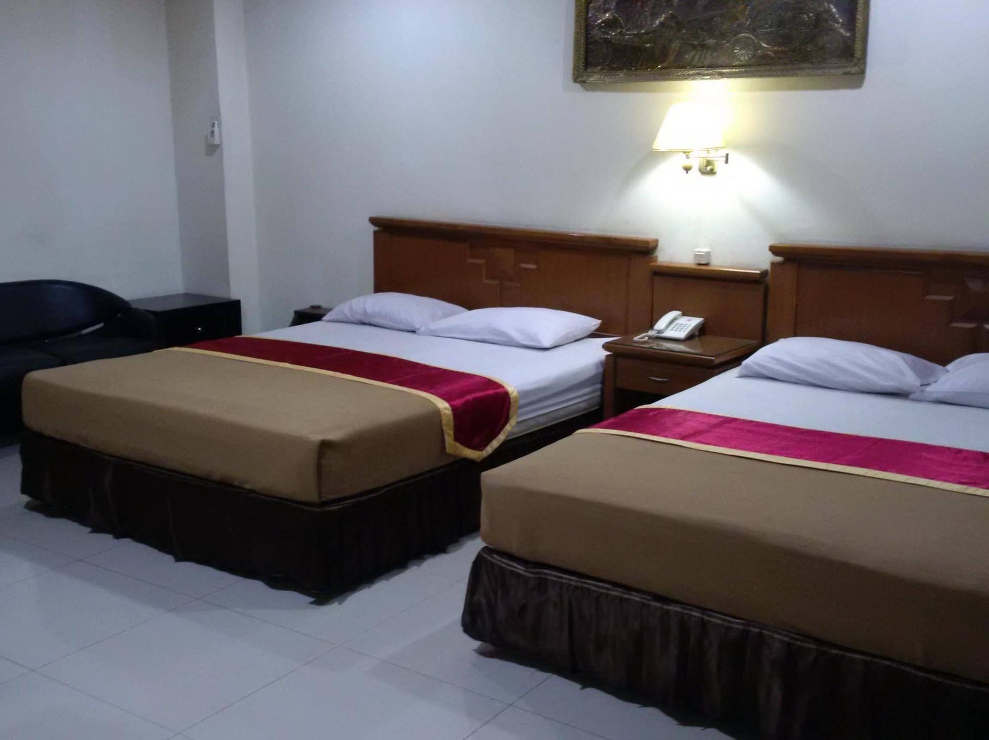 Hotel Priangan 井里汶 外观 照片